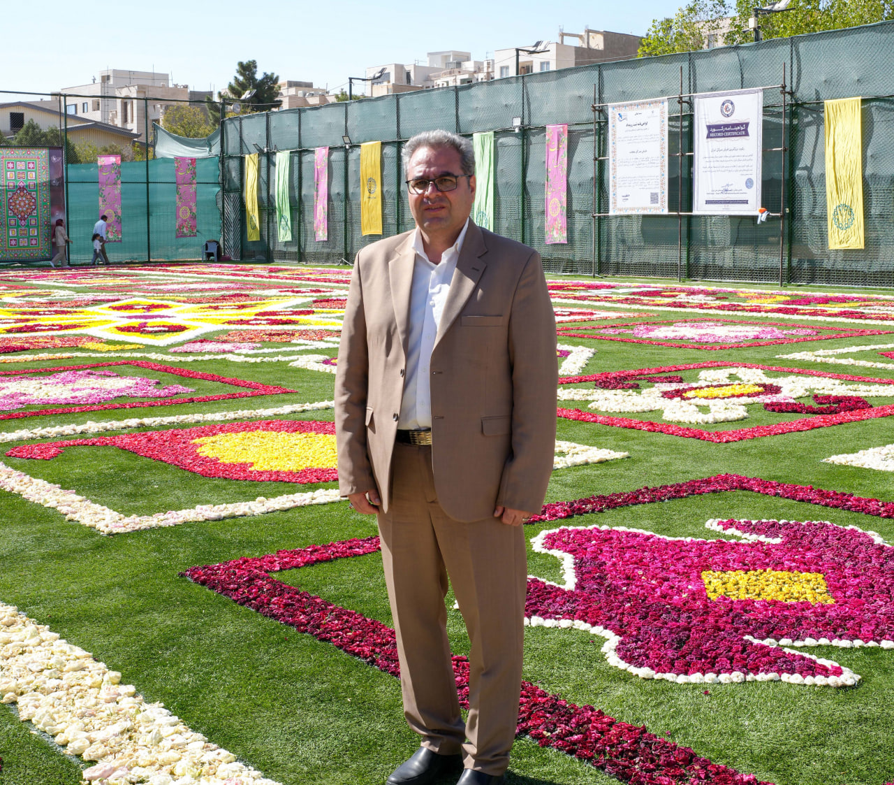 فرماندار شهرستان محلات در افتتاحیه بزرگترین فرش سر گل آسیا