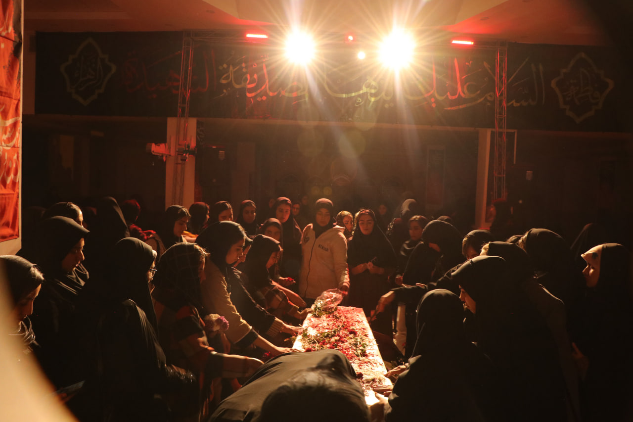 شهید گمنام در آغوش دانشجویان دانشگاه دولتی محلات