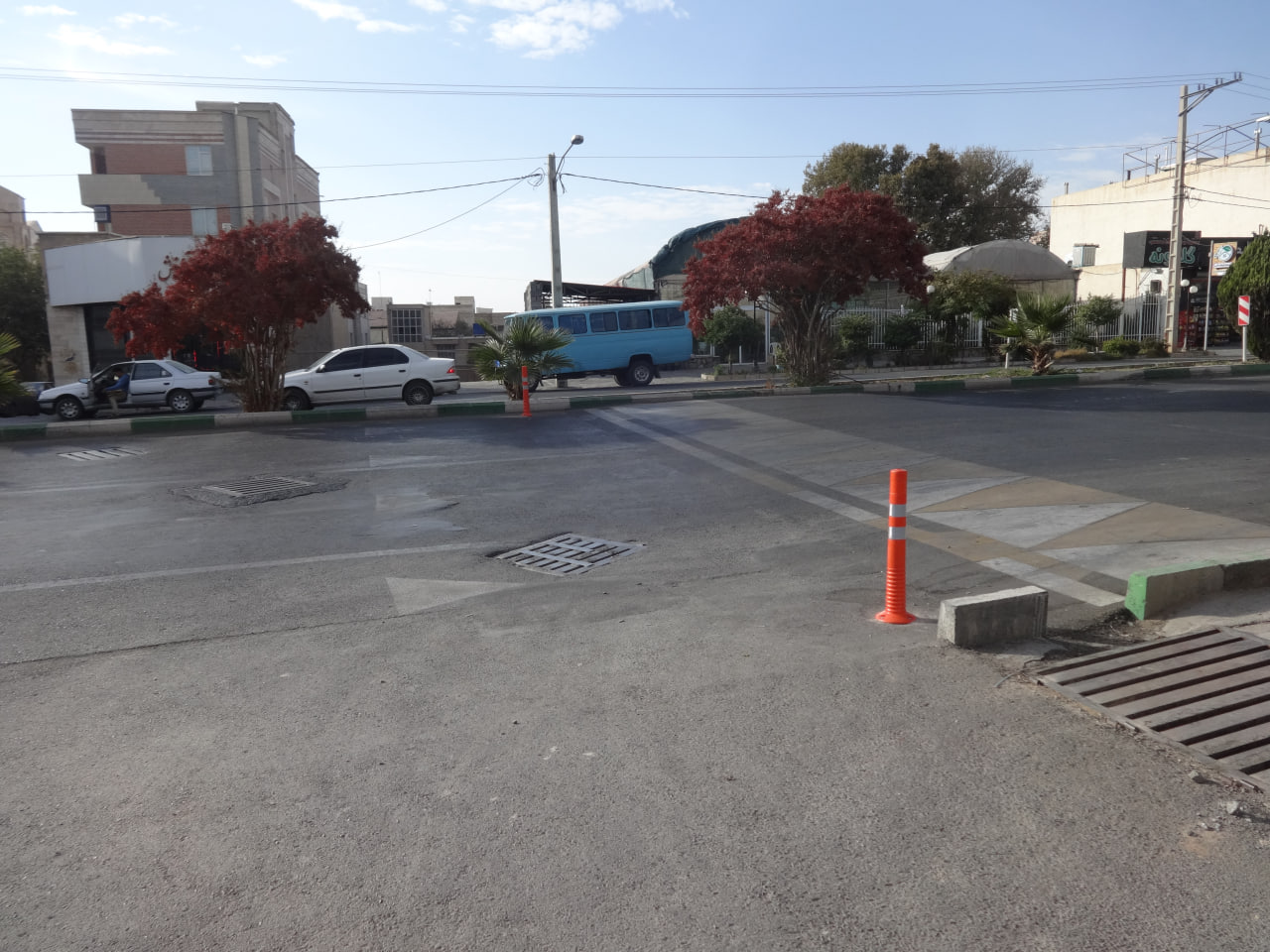 نصب علائم هشداردهنده (بولارد) پیش از سرعت گیرهای سطح شهر محلات